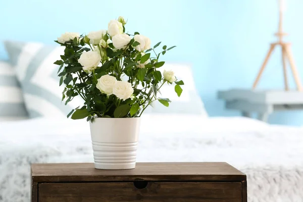 Schöne Weiße Rosen Topf Auf Dem Tisch — Stockfoto