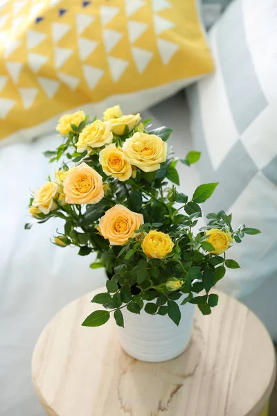 美しい黄色のバラで鍋にベッドサイドテーブル — ストック写真