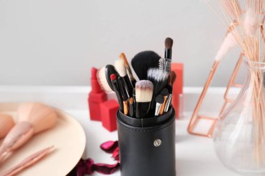 Makyaj fırçaları masanın üzerinde, yakın plan.