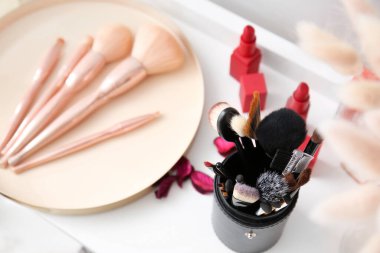 Makyaj fırçaları masanın üzerinde, yakın plan.