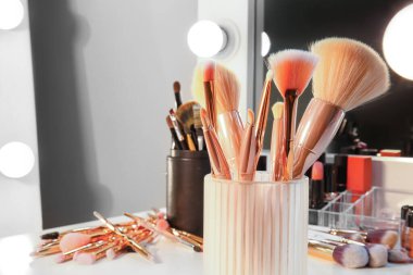 Makyaj fırçaları makyaj masasında, yakın plan.