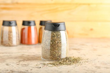 Masada farklı baharatlar olan kavanozlar.