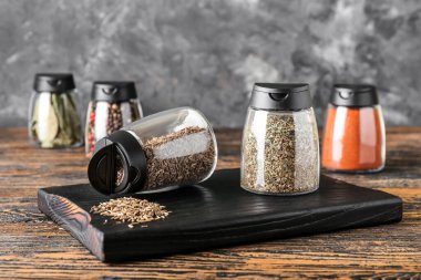 Masada farklı baharatlar olan kavanozlar.