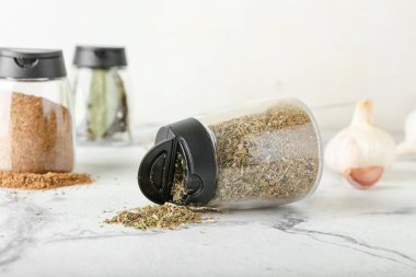 Işık arkaplanda farklı baharatlar bulunan kavanozlar