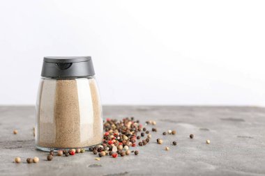 Kavanozda karabiber tozu ve karabiber var.