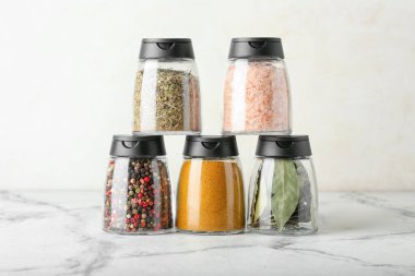 Işık arkaplanda farklı baharatlar bulunan kavanozlar