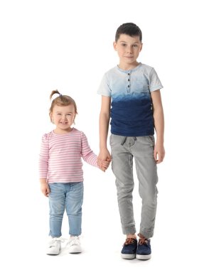 Beyaz arka planda küçük şirin çocukların portresi