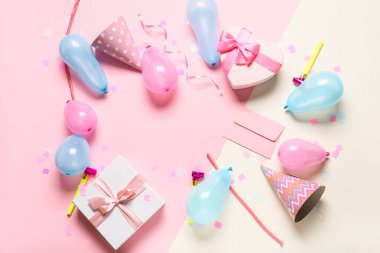 Hava balonlarından yapılmış çerçeve, doğum günü hediyeleri ve renkli arka planda parti konileri