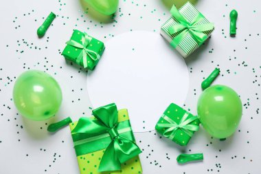 Boş kart, hava balonları ve gri arka planda hediye kutuları.