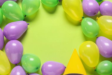 Renk arkaplanındaki hava balonlarından yapılmış çerçeve