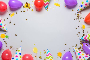 Gri arkaplanda hava balonlarından yapılmış çerçeve