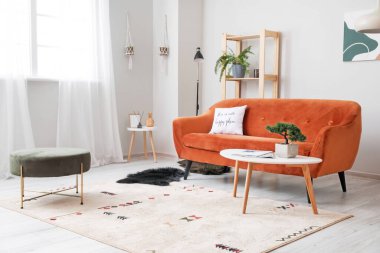 Modern oturma odasının iç mimarisi.