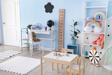 Ahşap stadyumlu modern çocuk odasının şık bir iç mekanı.