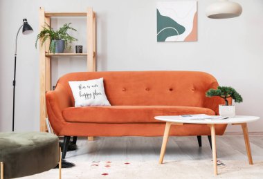 Oturma odasının içinde şık bir kanepe