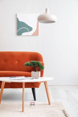 Oturma odasının içinde şık bir kanepe