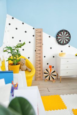 Ahşap stadyumlu modern çocuk odasının şık bir iç mekanı.