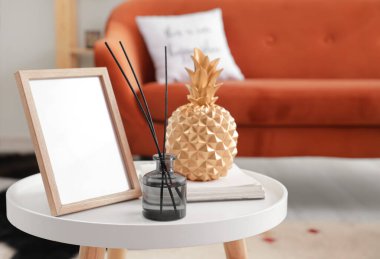 Odada çerçeve ve dekor ile Reed dağıtıcı