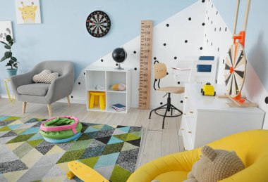 Ahşap stadyumlu modern çocuk odasının şık bir iç mekanı.