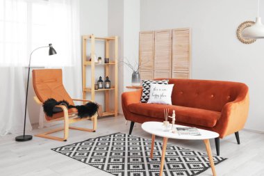 Oturma odasının içinde şık bir kanepe