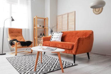 Oturma odasının içinde şık bir kanepe