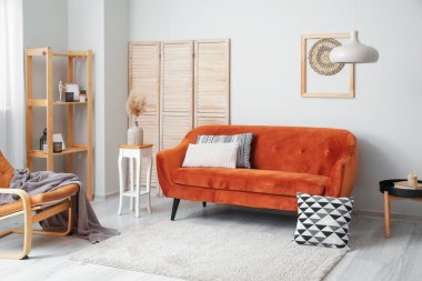 Oturma odasının içinde şık bir kanepe