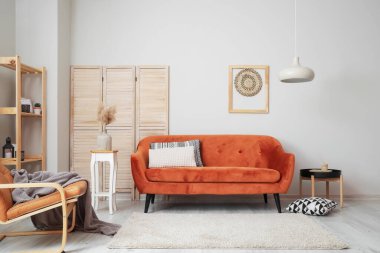 Oturma odasının içinde şık bir kanepe