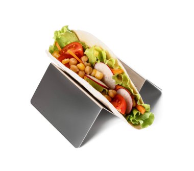 Beyaz arka planda lezzetli vejetaryen taco ile durun.