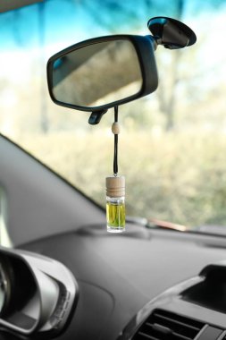 Oda parfümü arabada asılı, yakın plan.