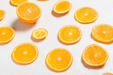 Hafif arkaplanda taze sulu portakallar, yakın plan