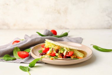 Hafif arka planda lezzetli vejetaryen taco tabağı.