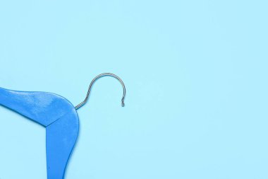 Renkli arka planda şık elbise askısı