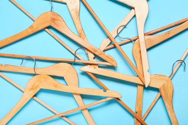 Ahşap elbiseler arka planda asılı.