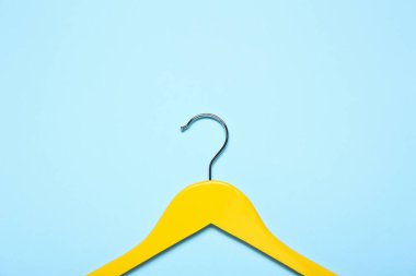 Renkli arka planda şık elbise askısı