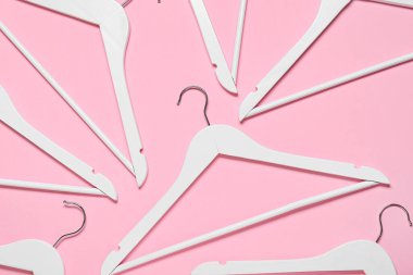 Renkli arka planda şık elbise askıları