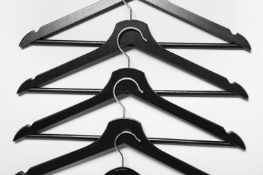 Şık kıyafetler arka planda asılı