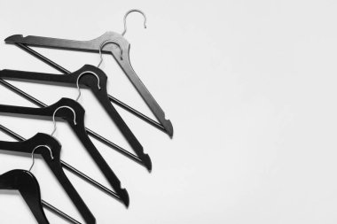 Şık kıyafetler arka planda asılı