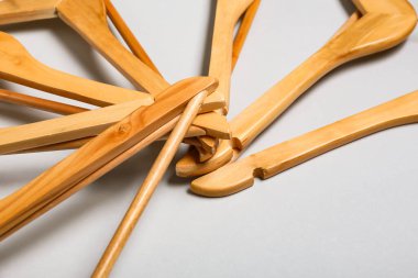 Şık kıyafetler arka planda asılı, yakın plan