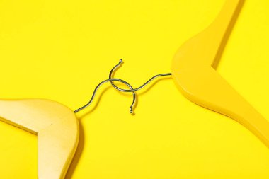 Renkli arka planda şık elbise askıları, yakın plan