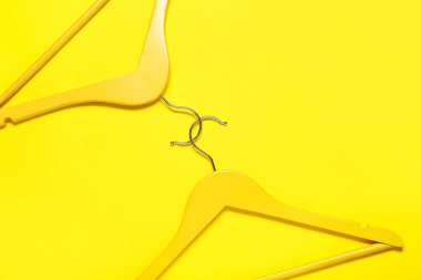 Renkli arka planda şık elbise askıları