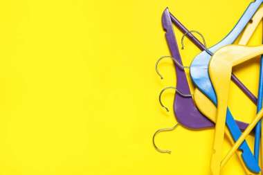 Renkli arka planda şık elbise askıları