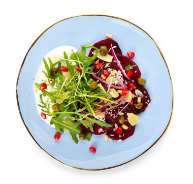 Beyaz arka planda leziz pancar carpaccio tabağı.