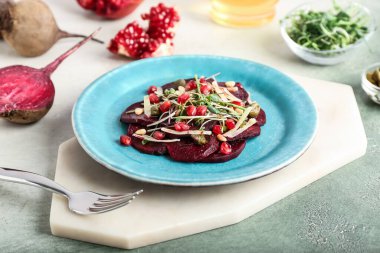 Renkli arkaplanda lezzetli pancar carpaccio tabağı.