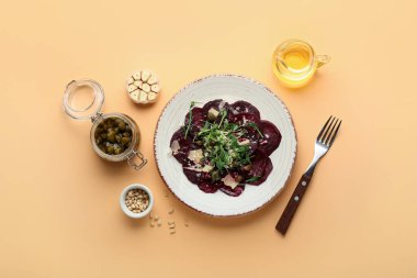 Renk arkaplanında pancar carpaccio ile nefis bir kompozisyon