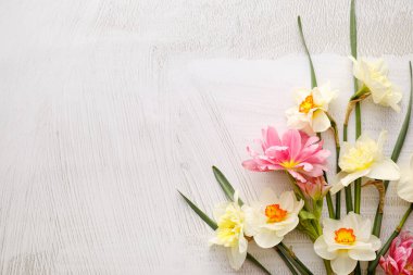 Açık arkaplanda güzel çiçekli kompozisyon