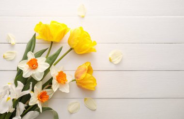 Hafif ahşap arka planda güzel çiçekler
