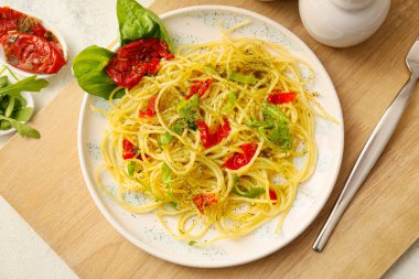 Masada lezzetli makarna tabağı.