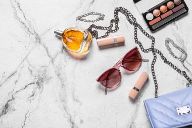 Beyaz arka planda şık kadın aksesuarları