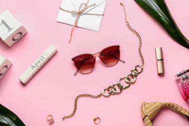 Renkli takvimi olan şık kadın aksesuarları