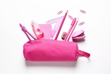 Beyaz arkaplanda kırtasiye malzemesi olan kalem kutusu