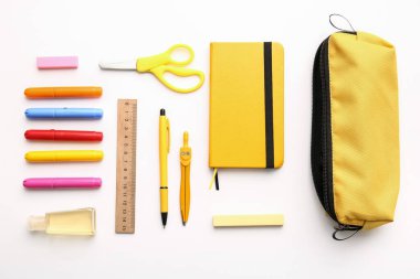 Beyaz arkaplanda kırtasiye malzemesi olan kalem kutusu